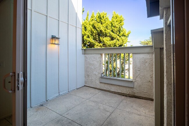 Building Photo - Harborwalk Marina Villa | 3 Bed, 2.5 Bath | Channel Islands Harbor | Beach Close