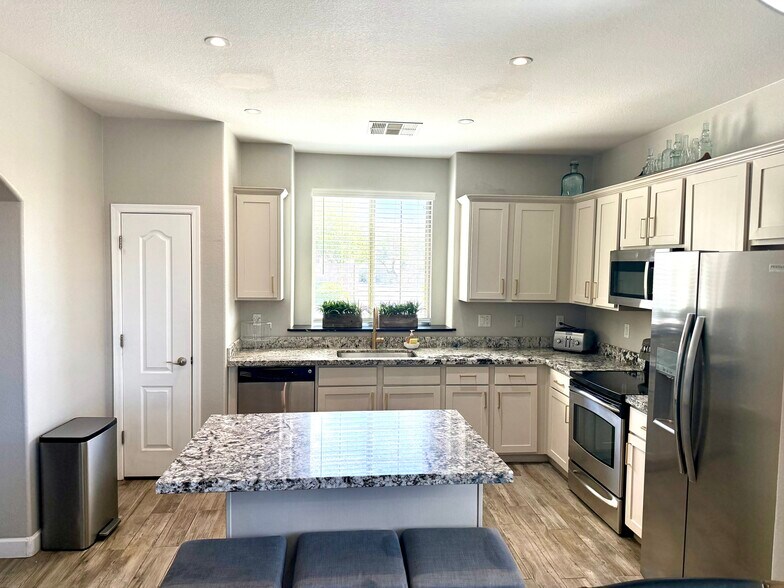 KITCHENWARE - 3708 E Kerry Ln