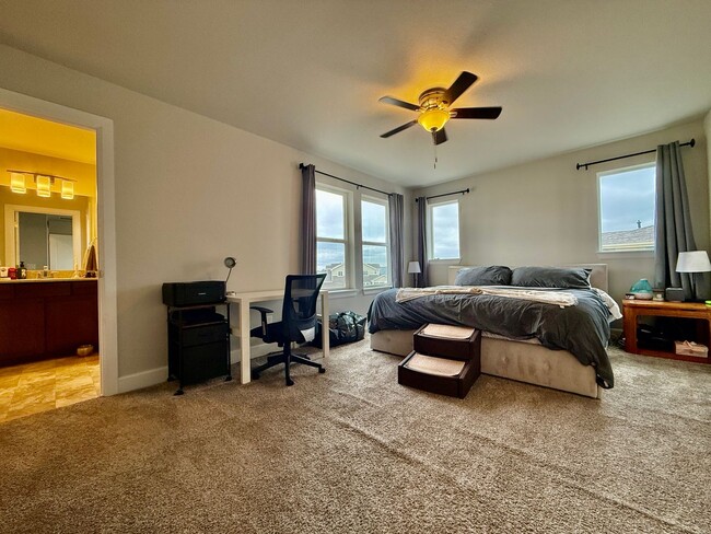 Building Photo - Beautiful Modern 3-Bedroom, 2.5 bath Townh...