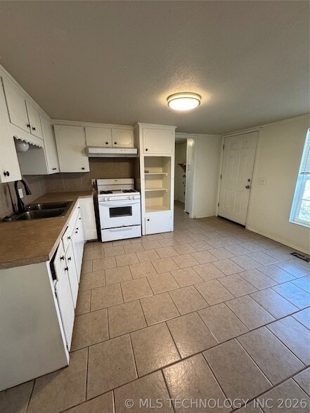 Building Photo - 102 S Hickory St