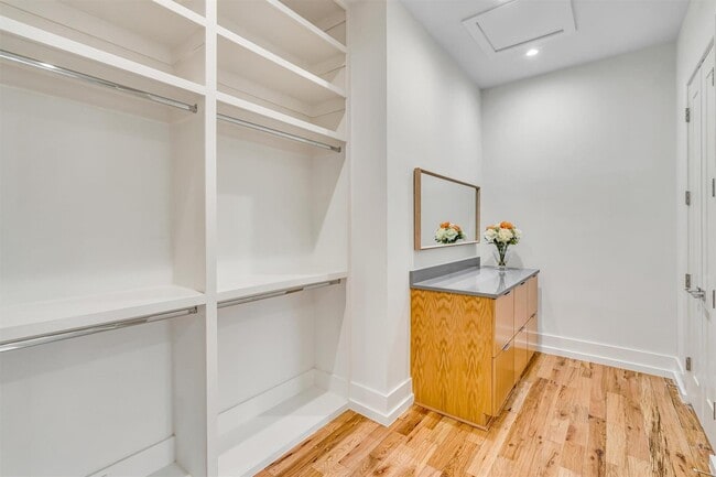 Building Photo - 7533 Royal Pl