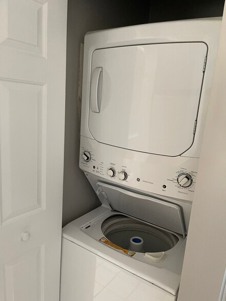 Washer/dryer - 674 Riverwalk Dr