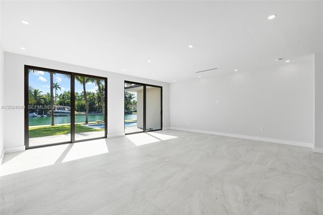 Building Photo - 550 S Shore Dr