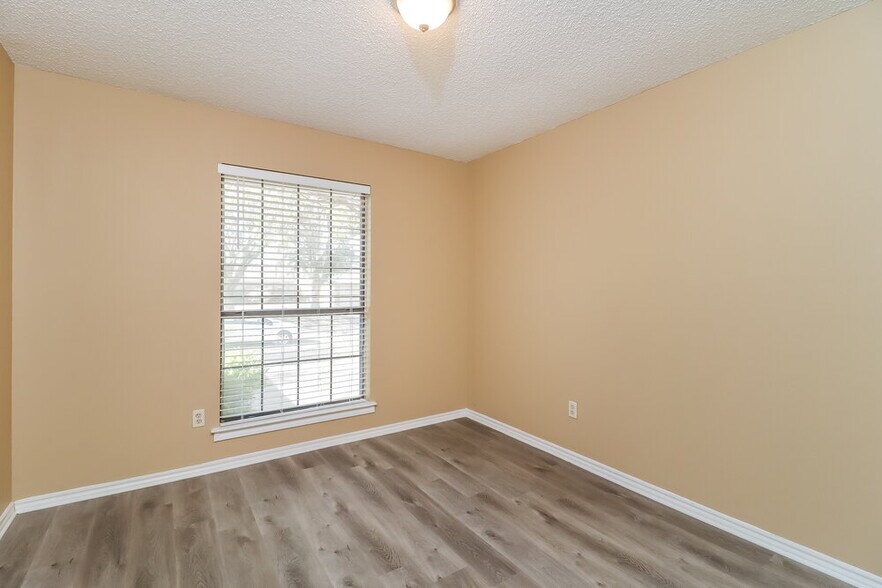 Building Photo - 4900 Barberry Dr