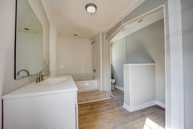 Building Photo - Freshly Updated 2 Bedroom House