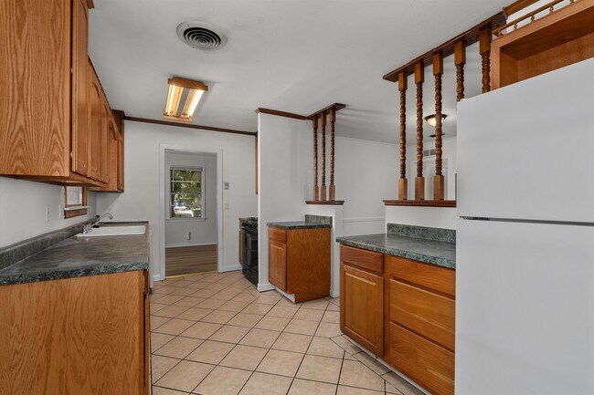 Building Photo - 826 Martha Ln