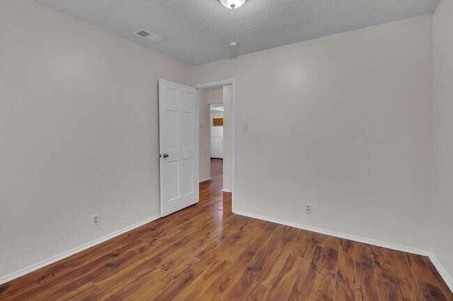 Building Photo - 500 Algerita Dr