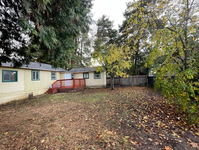 Building Photo - Cute as a button! Two blocks from WOU and ...