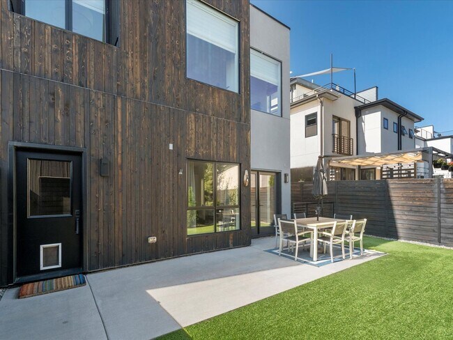 Building Photo - Luxury 3-Bed, 3.5-Bath Denver Home with Ro...