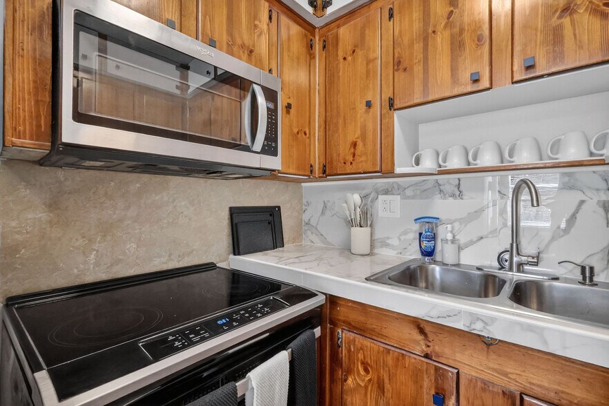 Building Photo - 823 Avenida Hermosa