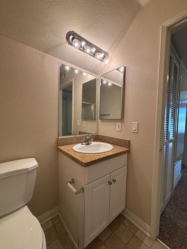 Building Photo - Beautiful 2 Bedroom 2 Bathroom Home in Woodland Hills