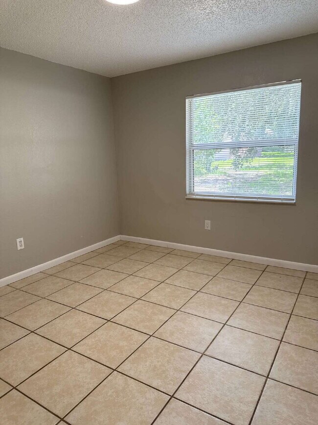 Building Photo - 2 bedroom 1 bath available immediately