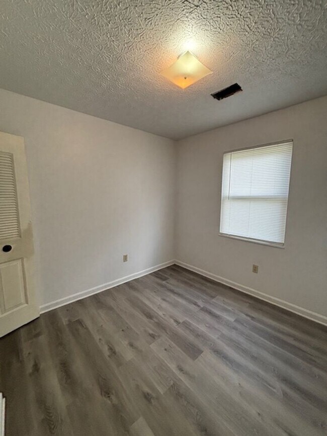 Building Photo - 1204 Clear Ridge Ln