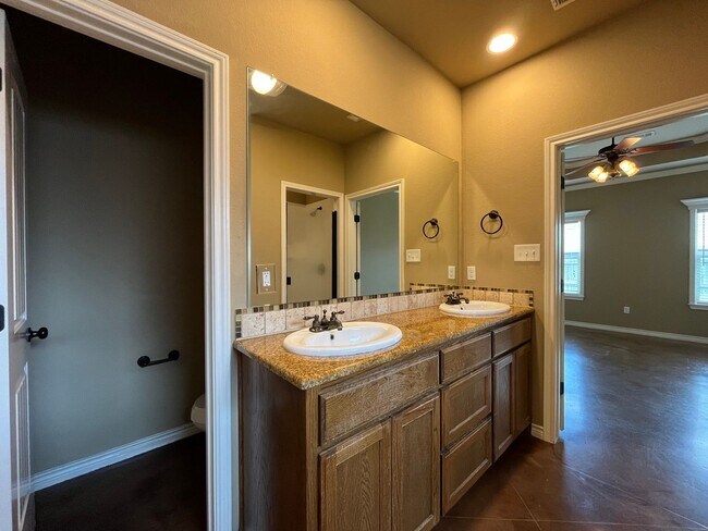 Building Photo - 3 Bedroom Home available for rent.   Refrigerator, washer and dryer included.