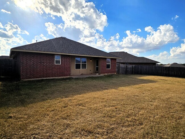 Building Photo - EVERYTHING YOU WANT IN A HOME! $500 OFF FI...