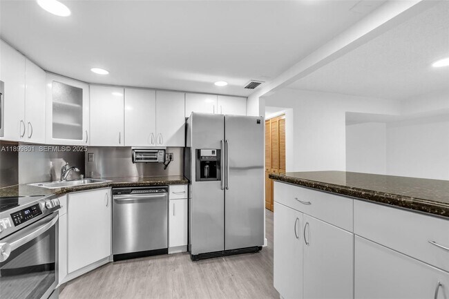 Building Photo - 2333 Brickell Ave