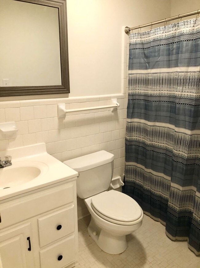 Building Photo - 3 bed 2 bath family rental