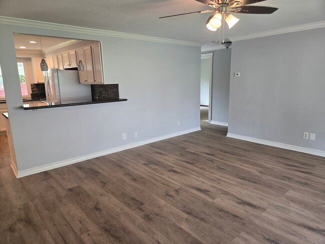 Building Photo - Hyland Hills 5 Bedroom Gem