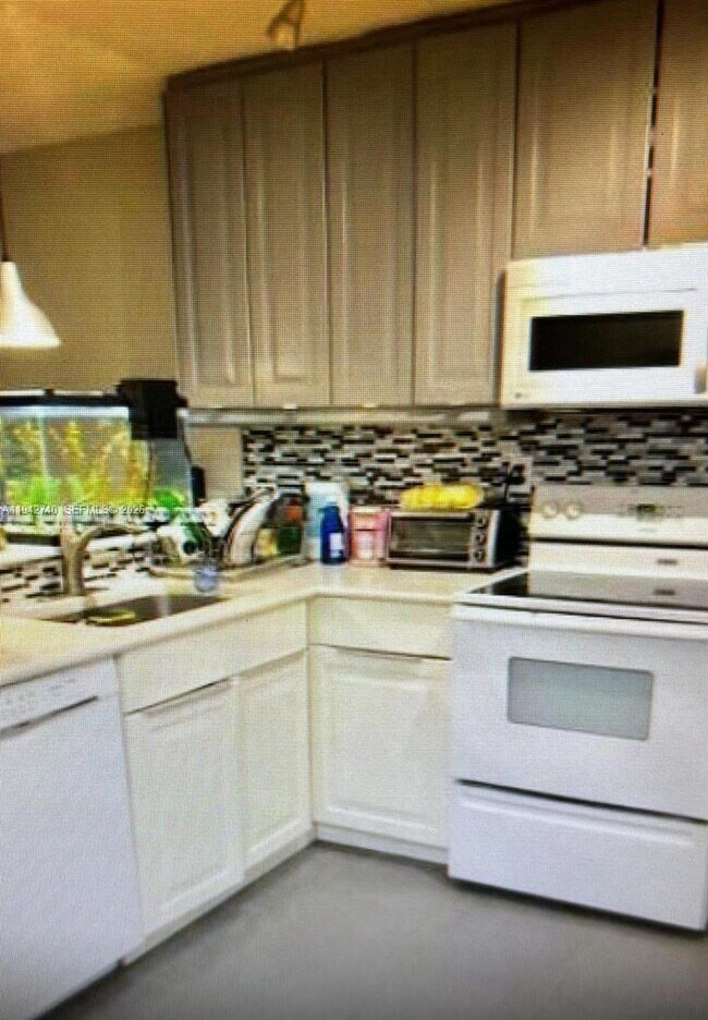 Building Photo - 440 E 23rd St