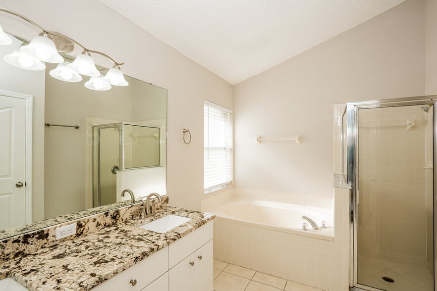 Building Photo - 10270 Oasis Palm Dr