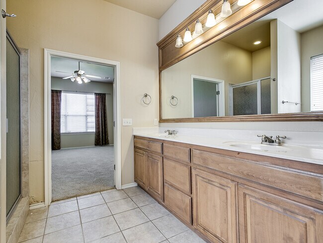 Building Photo - Lone Oak Ridge + Gated Community + 4 beds/2.5 Baths + Storm Shelter + Deer Creek Schools