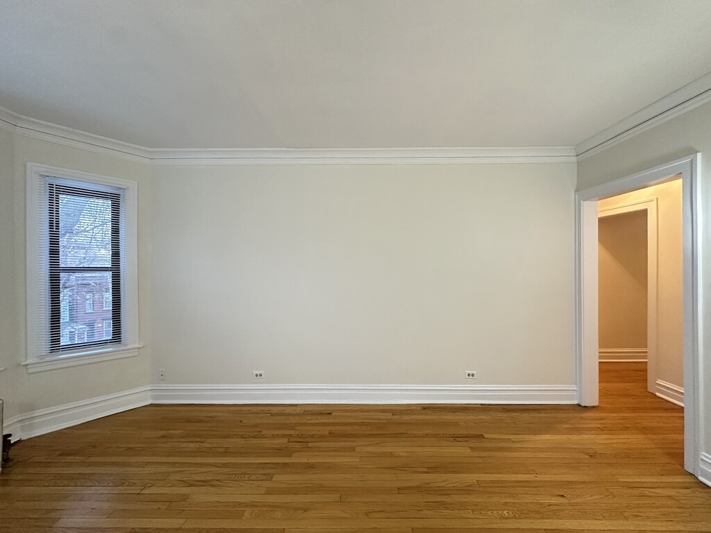 Building Photo - 1913 W Larchmont Ave