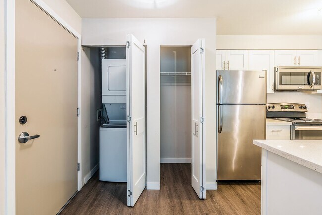 Interior Photo - 1800 Eastlake Apts (Scenic)