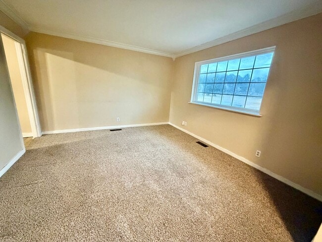 Building Photo - Nice Split Level Home in Huntsville! Fenced Yard and 2 car garage!