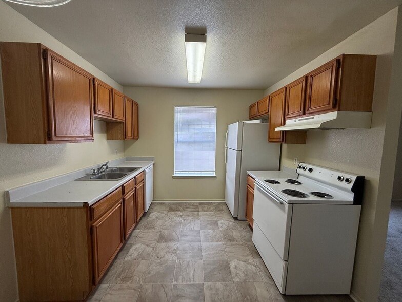 Building Photo - 1706 Benttree Dr