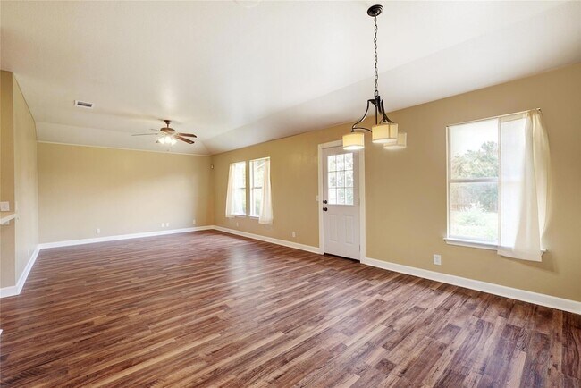 Building Photo - 136 Holmstrom St