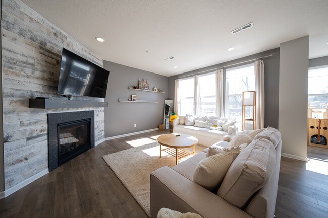 Building Photo - 756 Stonegate Rd