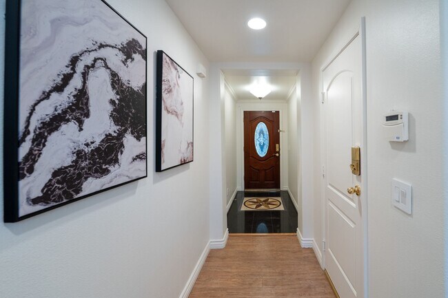 Building Photo - 2 WEEKS OFF SPECIAL..BEAUTIFUL 4 BED 3 BATH UNIT!!!!!