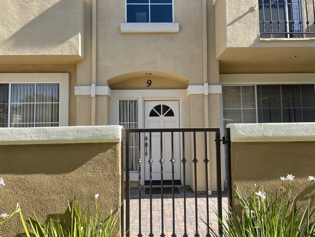 Building Photo - Spacious 3 Bedroom 2.5 Bathroom in Aliso Viejo