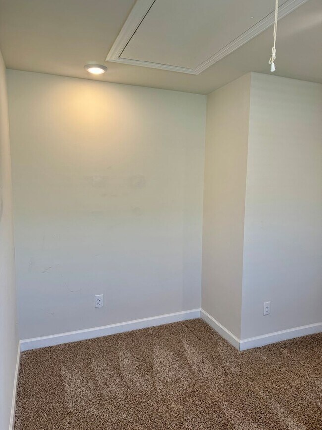 Building Photo - 3BR/2.5BA; Desirable Belmont Location