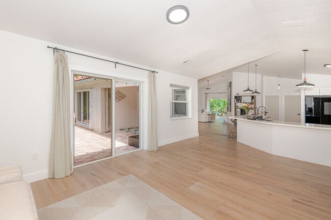Building Photo - Exquisite Pool Home in Alhambra – Pembroke...