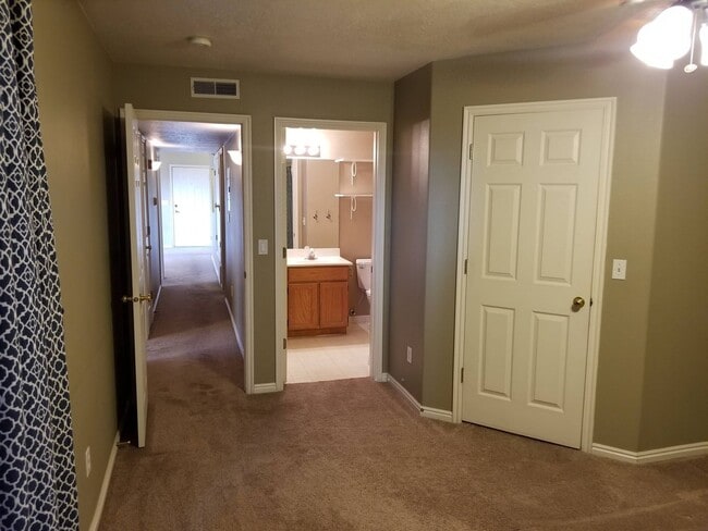 Building Photo - 3 Bed, 2 Bath in Orem - with pool access!
