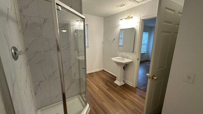 Building Photo - Recently Updated 3/2 Newer Kitchen, Deck &...