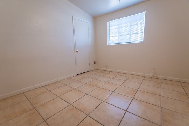 Building Photo - 4 Bedroom, 1½ Bath Home with Central A/C, ...