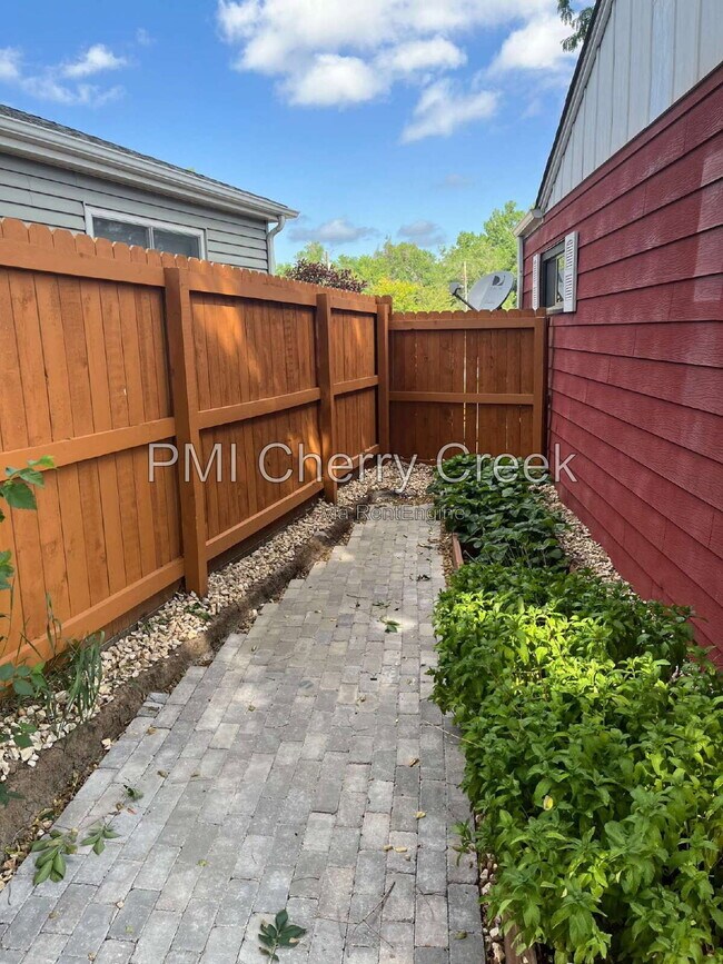Building Photo - 3000 S Holly Pl
