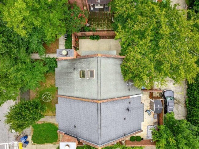 Building Photo - 654 Cleburne Terrace NE