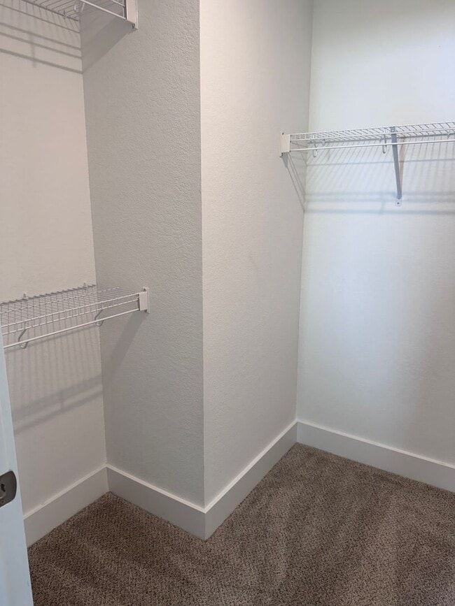 Building Photo - 997 Burnside Rd