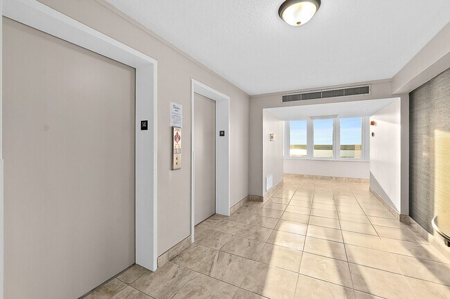 Building Photo - Spacious Oceanfront Condo