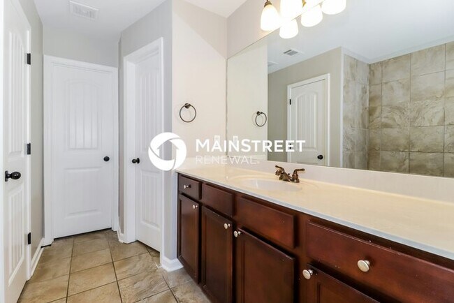 Building Photo - 4 Bedroom Pet-Friendly Home in Memphis, TN with Main Street Renewal
