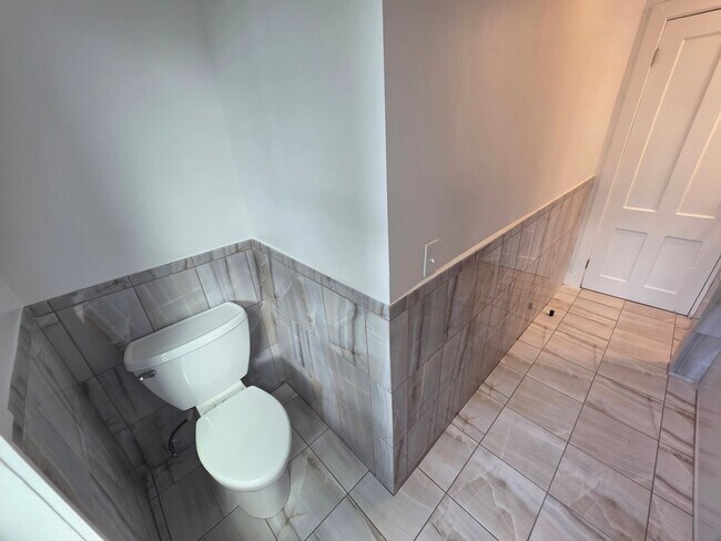 Building Photo - Newly Renovated 2 Bedroom Apartment - Poug...