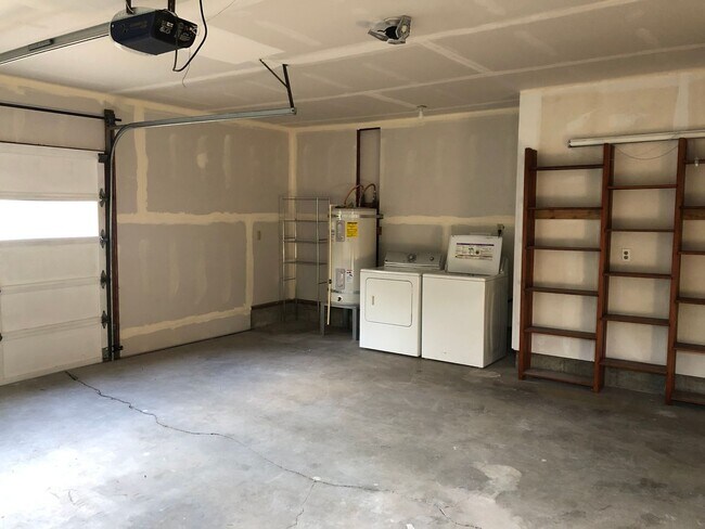 Building Photo - Live in Comfort and Style in the Heart of Corvallis!