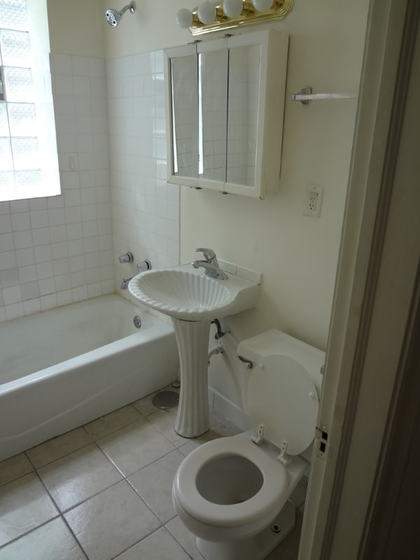 Building Photo - 8009 S Phillips Ave