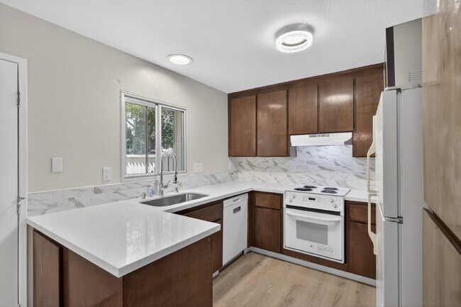 Building Photo - Spacious Condo in Santa Clara - Easy Commute!