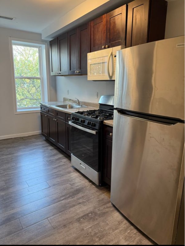 Building Photo - 148 3rd St