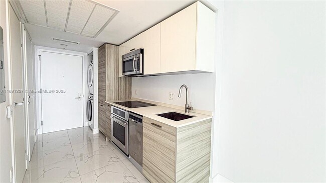 Building Photo - 1300 Brickell Bay Dr