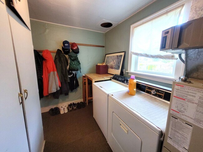 Building Photo - Charming Three Bedroom Home with Large Fen...